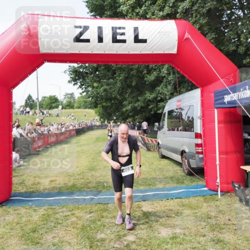 21.06.2025 - 27. Vierlanden-Triathlon MichiJ http://msf.ph/oto/8001779 15.06.2026 11:26:06 Ziel 469 meine-sportfotos.de