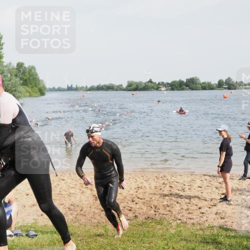21.06.2025 - 27. Vierlanden-Triathlon MichiJ http://msf.ph/oto/8001792 15.06.2026 10:04:43 Schwimmen 390, 452 meine-sportfotos.de