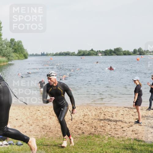 21.06.2025 - 27. Vierlanden-Triathlon MichiJ http://msf.ph/oto/8001801 15.06.2026 10:04:43 Schwimmen 390, 452 meine-sportfotos.de