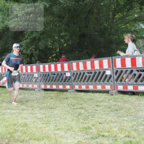21.06.2025 - 27. Vierlanden-Triathlon KatJ http://msf.ph/oto/8001802 15.06.2025 12:55:51 Ziel 707, 730, 875 meine-sportfotos.de