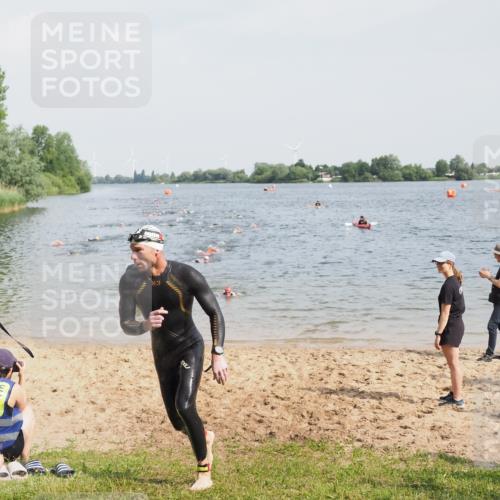 21.06.2025 - 27. Vierlanden-Triathlon MichiJ http://msf.ph/oto/8001812 15.06.2026 10:04:43 Schwimmen 390, 452 meine-sportfotos.de