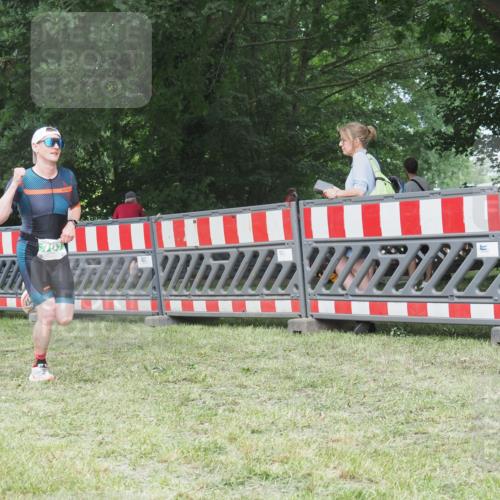 21.06.2025 - 27. Vierlanden-Triathlon KatJ http://msf.ph/oto/8001836 15.06.2025 12:55:52 Ziel 6, 707, 730, 875 meine-sportfotos.de