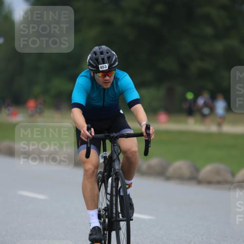21.06.2025 - 27. Vierlanden-Triathlon H.Heesch http://msf.ph/oto/8001846 15.06.2025 12:39:36 Radfahren 653, 1085, 1086, 1087, 1088 meine-sportfotos.de