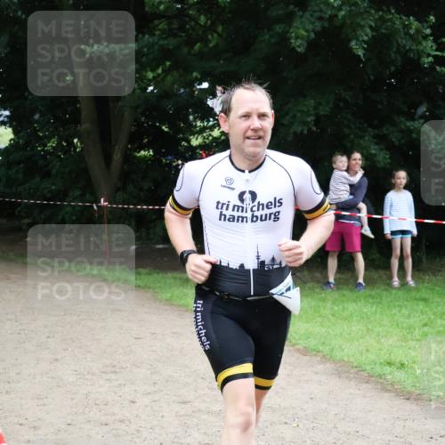 21.06.2025 - 27. Vierlanden-Triathlon Lena Gebhardt http://msf.ph/oto/8001850 15.06.2025 14:07:01 Laufen  meine-sportfotos.de