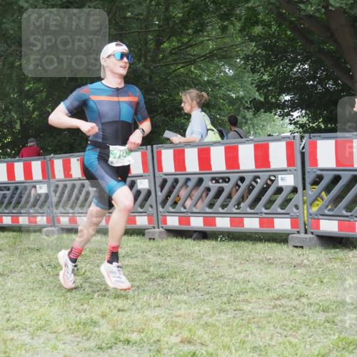 21.06.2025 - 27. Vierlanden-Triathlon KatJ http://msf.ph/oto/8001888 15.06.2025 12:55:52 Ziel 6, 707, 730, 875 meine-sportfotos.de