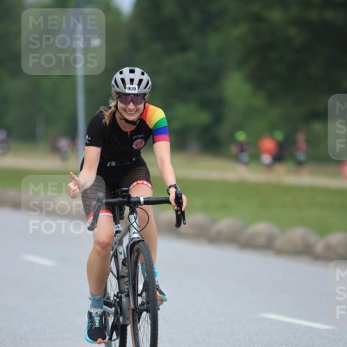 21.06.2025 - 27. Vierlanden-Triathlon H.Heesch http://msf.ph/oto/8001896 15.06.2025 12:39:48 Radfahren 899, 909 meine-sportfotos.de