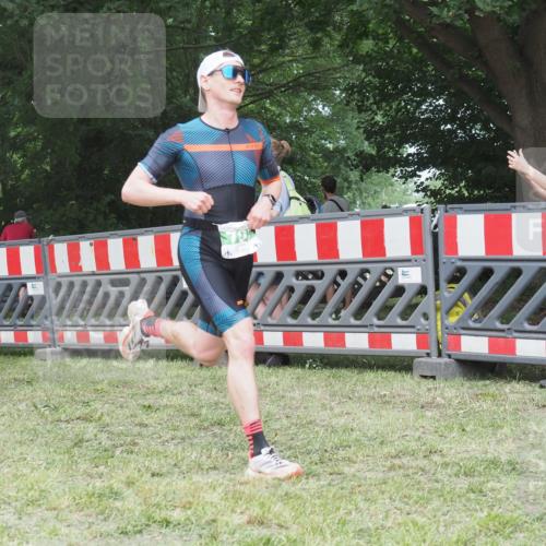 21.06.2025 - 27. Vierlanden-Triathlon KatJ http://msf.ph/oto/8001904 15.06.2025 12:55:52 Ziel 6, 707, 730, 875 meine-sportfotos.de