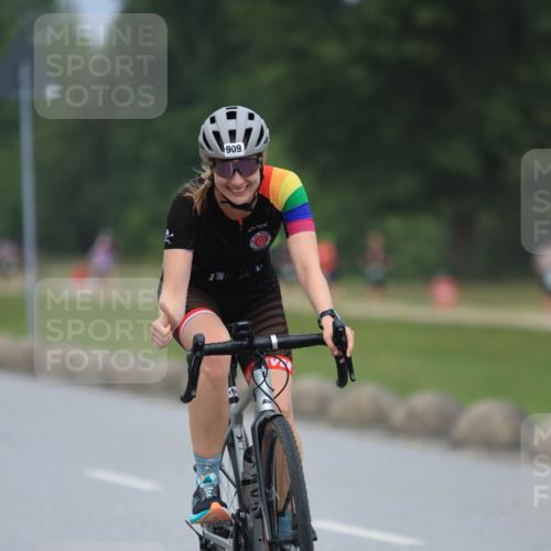 21.06.2025 - 27. Vierlanden-Triathlon H.Heesch http://msf.ph/oto/8001913 15.06.2025 12:39:48 Radfahren 899, 909 meine-sportfotos.de