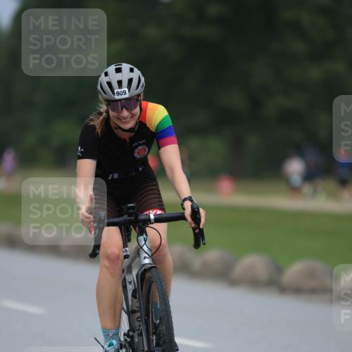 21.06.2025 - 27. Vierlanden-Triathlon H.Heesch http://msf.ph/oto/8001931 15.06.2025 12:39:48 Radfahren 899, 909 meine-sportfotos.de