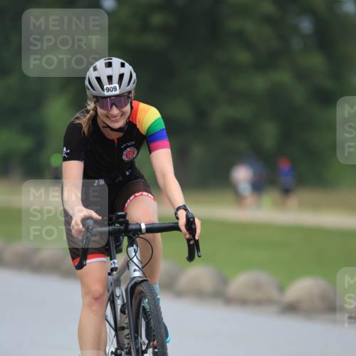 21.06.2025 - 27. Vierlanden-Triathlon H.Heesch http://msf.ph/oto/8001944 15.06.2025 12:39:49 Radfahren 899, 909 meine-sportfotos.de