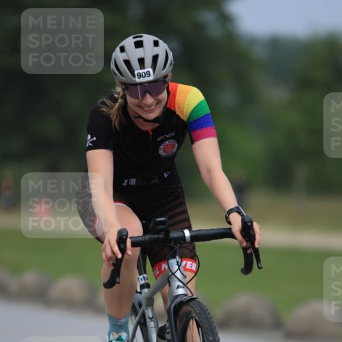 21.06.2025 - 27. Vierlanden-Triathlon H.Heesch http://msf.ph/oto/8001962 15.06.2025 12:39:49 Radfahren 899, 909 meine-sportfotos.de