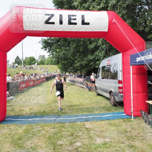 21.06.2025 - 27. Vierlanden-Triathlon MichiJ http://msf.ph/oto/8001963 15.06.2026 11:26:26 Ziel 442 meine-sportfotos.de