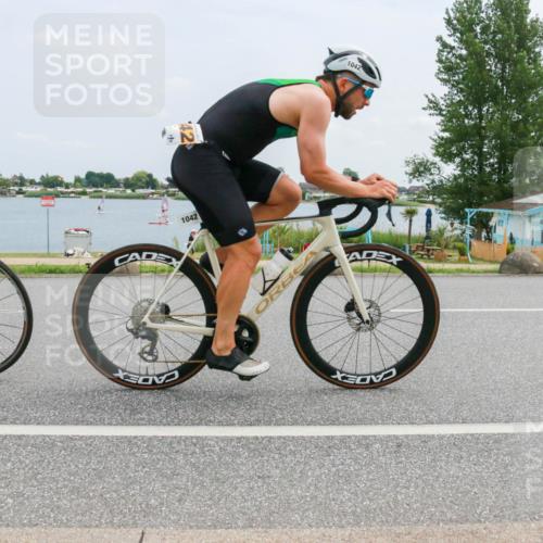 21.06.2025 - 27. Vierlanden-Triathlon H.Heesch http://msf.ph/oto/8001969 15.06.2025 12:38:50 Radfahren 792, 1039, 1040, 1042, 1043, 1044, 1045, 1046, 1047, 1048 meine-sportfotos.de
