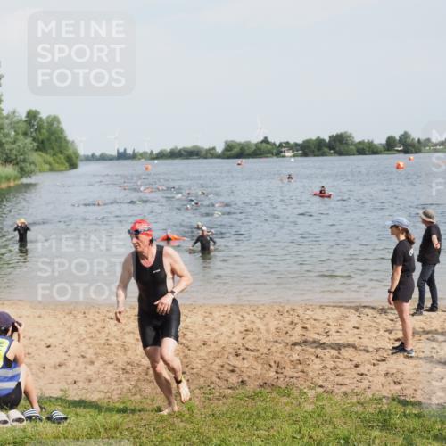 21.06.2025 - 27. Vierlanden-Triathlon MichiJ http://msf.ph/oto/8001971 15.06.2026 10:04:54 Schwimmen 389, 400 meine-sportfotos.de