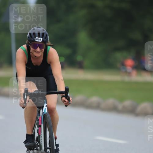 21.06.2025 - 27. Vierlanden-Triathlon H.Heesch http://msf.ph/oto/8001984 15.06.2025 12:39:53 Radfahren 899, 909 meine-sportfotos.de