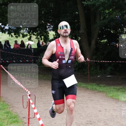 21.06.2025 - 27. Vierlanden-Triathlon Lena Gebhardt http://msf.ph/oto/8001992 15.06.2025 14:07:20 Laufen  meine-sportfotos.de