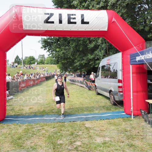 21.06.2025 - 27. Vierlanden-Triathlon MichiJ http://msf.ph/oto/8001997 15.06.2026 11:26:27 Ziel 367, 442 meine-sportfotos.de