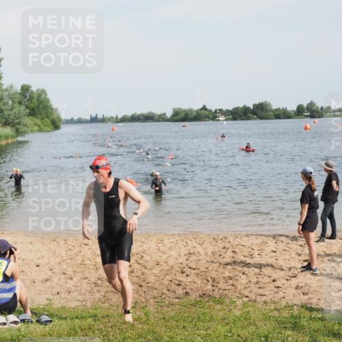 21.06.2025 - 27. Vierlanden-Triathlon MichiJ http://msf.ph/oto/8002004 15.06.2026 10:04:54 Schwimmen 389, 400 meine-sportfotos.de