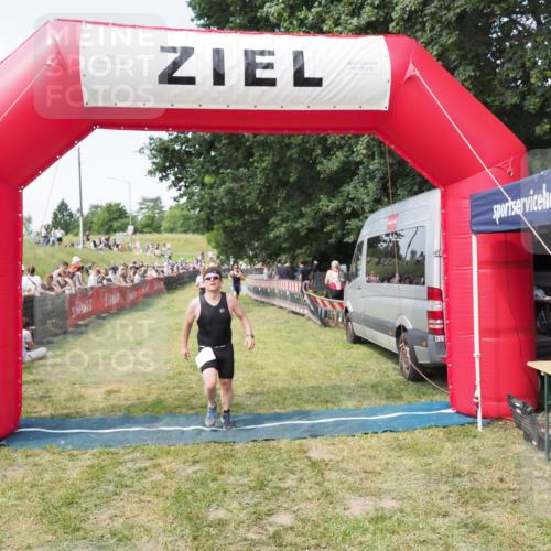 21.06.2025 - 27. Vierlanden-Triathlon MichiJ http://msf.ph/oto/8002009 15.06.2026 11:26:27 Ziel 367, 442 meine-sportfotos.de