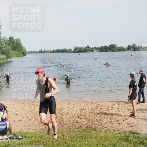 21.06.2025 - 27. Vierlanden-Triathlon MichiJ http://msf.ph/oto/8002018 15.06.2026 10:04:54 Schwimmen 389, 400 meine-sportfotos.de