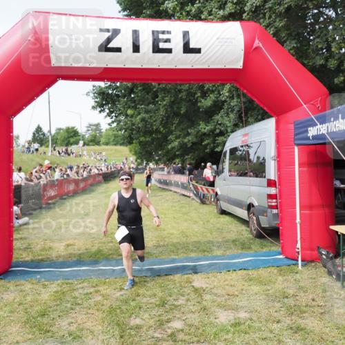 21.06.2025 - 27. Vierlanden-Triathlon MichiJ http://msf.ph/oto/8002023 15.06.2026 11:26:27 Ziel 367, 442 meine-sportfotos.de