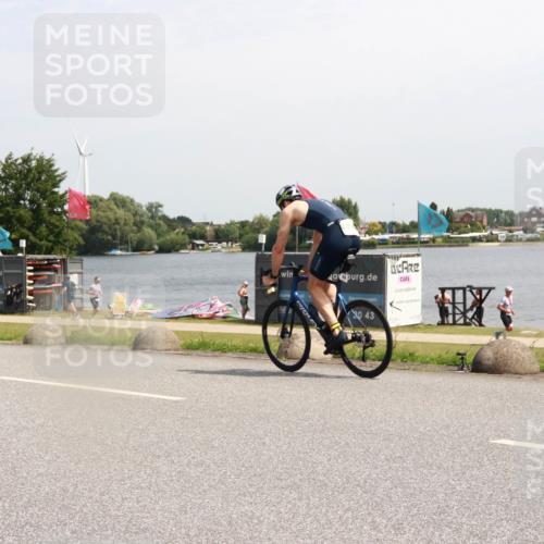 21.06.2025 - 27. Vierlanden-Triathlon H.Heesch http://msf.ph/oto/8002026 15.06.2025 11:46:42 Radfahren 678, 694 meine-sportfotos.de
