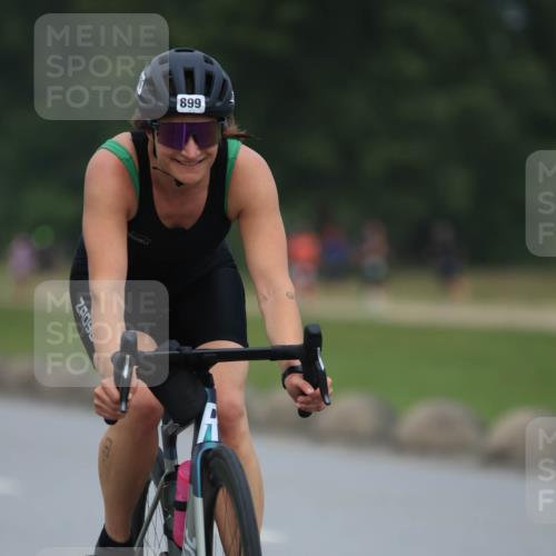 21.06.2025 - 27. Vierlanden-Triathlon H.Heesch http://msf.ph/oto/8002041 15.06.2025 12:39:53 Radfahren 899, 909 meine-sportfotos.de