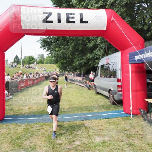 21.06.2025 - 27. Vierlanden-Triathlon MichiJ http://msf.ph/oto/8002056 15.06.2026 11:26:27 Ziel 367, 442 meine-sportfotos.de