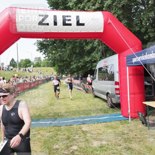 21.06.2025 - 27. Vierlanden-Triathlon MichiJ http://msf.ph/oto/8002070 15.06.2026 11:26:29 Ziel 367, 442 meine-sportfotos.de