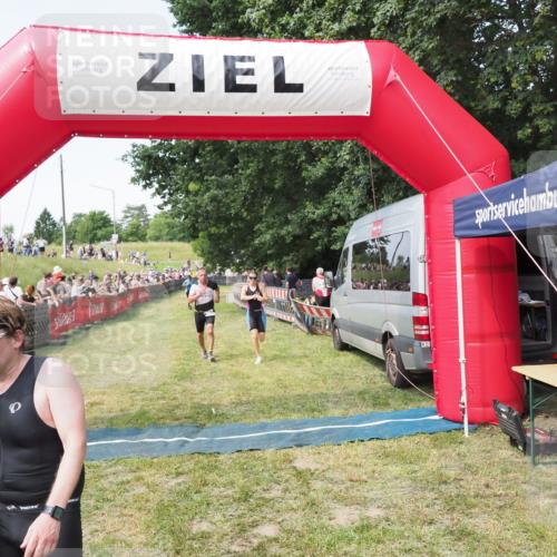 21.06.2025 - 27. Vierlanden-Triathlon MichiJ http://msf.ph/oto/8002082 15.06.2026 11:26:29 Ziel 367, 442 meine-sportfotos.de
