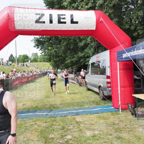 21.06.2025 - 27. Vierlanden-Triathlon MichiJ http://msf.ph/oto/8002086 15.06.2026 11:26:29 Ziel 367, 442 meine-sportfotos.de