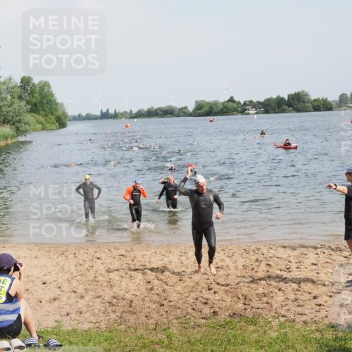 21.06.2025 - 27. Vierlanden-Triathlon MichiJ http://msf.ph/oto/8002088 15.06.2026 10:05:04 Schwimmen 412, 422 meine-sportfotos.de