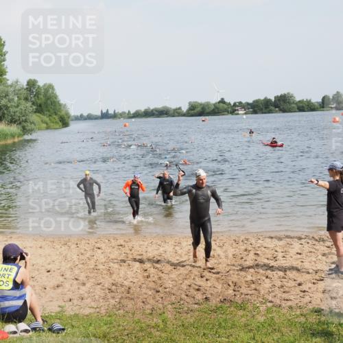21.06.2025 - 27. Vierlanden-Triathlon MichiJ http://msf.ph/oto/8002101 15.06.2026 10:05:04 Schwimmen 412, 422 meine-sportfotos.de