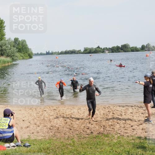 21.06.2025 - 27. Vierlanden-Triathlon MichiJ http://msf.ph/oto/8002110 15.06.2026 10:05:04 Schwimmen 412, 422 meine-sportfotos.de