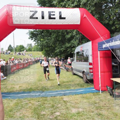 21.06.2025 - 27. Vierlanden-Triathlon MichiJ http://msf.ph/oto/8002121 15.06.2026 11:26:30 Ziel 367, 442 meine-sportfotos.de