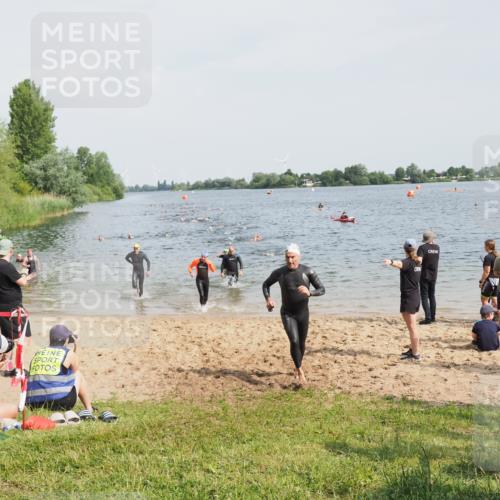 21.06.2025 - 27. Vierlanden-Triathlon MichiJ http://msf.ph/oto/8002132 15.06.2026 10:05:05 Schwimmen 412, 422 meine-sportfotos.de