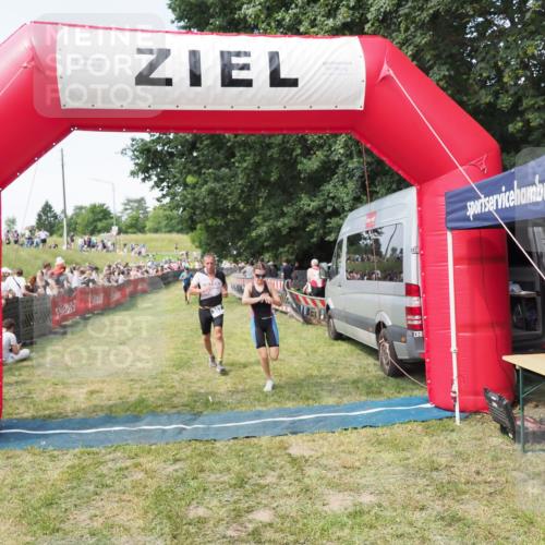 21.06.2025 - 27. Vierlanden-Triathlon MichiJ http://msf.ph/oto/8002133 15.06.2026 11:26:30 Ziel 367, 442 meine-sportfotos.de