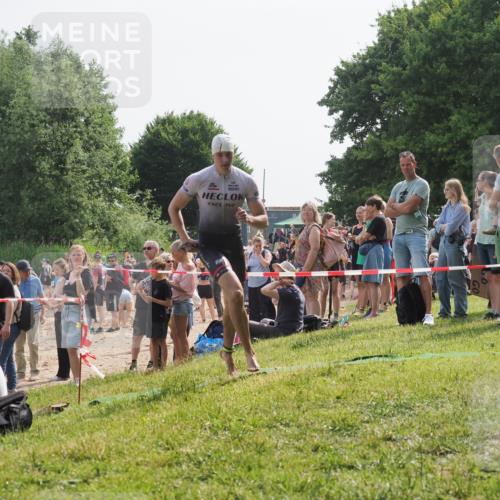 15.06.2025 - 27. Vierlanden-Triathlon KatJ http://msf.ph/oto/8002137 15.06.2025 09:58:00 Schwimmen 291, 330, 347 meine-sportfotos.de