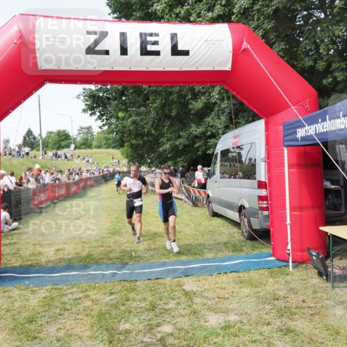 21.06.2025 - 27. Vierlanden-Triathlon MichiJ http://msf.ph/oto/8002138 15.06.2026 11:26:30 Ziel 367, 442 meine-sportfotos.de