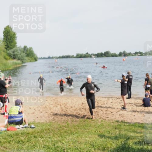 21.06.2025 - 27. Vierlanden-Triathlon MichiJ http://msf.ph/oto/8002141 15.06.2026 10:05:05 Schwimmen 412, 422 meine-sportfotos.de