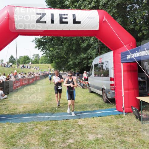 21.06.2025 - 27. Vierlanden-Triathlon MichiJ http://msf.ph/oto/8002153 15.06.2026 11:26:30 Ziel 367, 442 meine-sportfotos.de