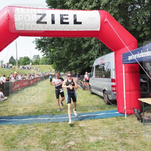 21.06.2025 - 27. Vierlanden-Triathlon MichiJ http://msf.ph/oto/8002167 15.06.2026 11:26:30 Ziel 367, 442 meine-sportfotos.de