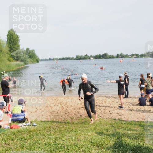21.06.2025 - 27. Vierlanden-Triathlon MichiJ http://msf.ph/oto/8002169 15.06.2026 10:05:06 Schwimmen 364, 382, 412, 422 meine-sportfotos.de
