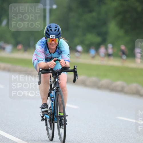 21.06.2025 - 27. Vierlanden-Triathlon H.Heesch http://msf.ph/oto/8002171 15.06.2025 12:41:14 Radfahren 939 meine-sportfotos.de