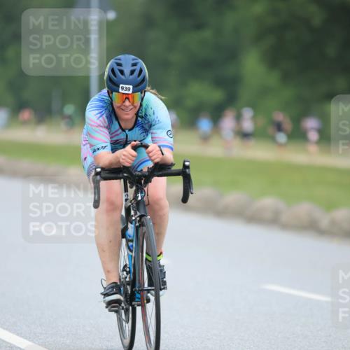 21.06.2025 - 27. Vierlanden-Triathlon H.Heesch http://msf.ph/oto/8002181 15.06.2025 12:41:14 Radfahren 939 meine-sportfotos.de