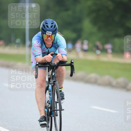 21.06.2025 - 27. Vierlanden-Triathlon H.Heesch http://msf.ph/oto/8002184 15.06.2025 12:41:15 Radfahren 939 meine-sportfotos.de