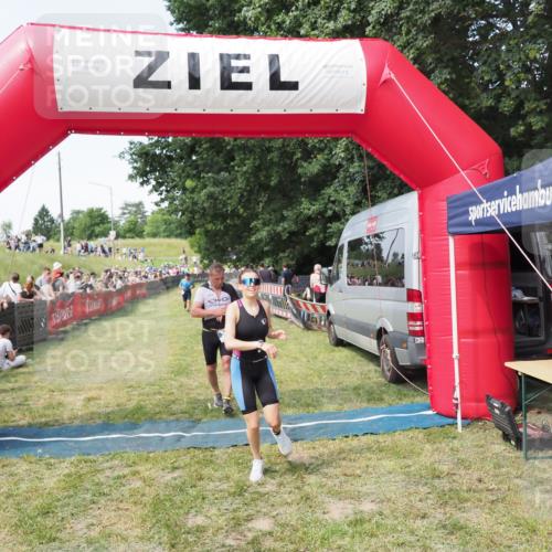 21.06.2025 - 27. Vierlanden-Triathlon MichiJ http://msf.ph/oto/8002192 15.06.2026 11:26:31 Ziel 367, 442 meine-sportfotos.de