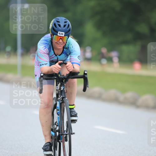 21.06.2025 - 27. Vierlanden-Triathlon H.Heesch http://msf.ph/oto/8002194 15.06.2025 12:41:15 Radfahren 939 meine-sportfotos.de