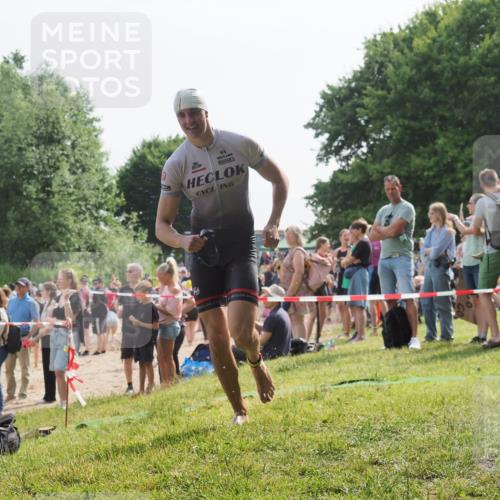 15.06.2025 - 27. Vierlanden-Triathlon KatJ http://msf.ph/oto/8002196 15.06.2025 09:58:01 Schwimmen 291, 330, 347 meine-sportfotos.de