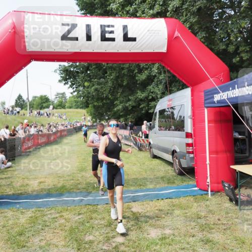 21.06.2025 - 27. Vierlanden-Triathlon MichiJ http://msf.ph/oto/8002201 15.06.2026 11:26:31 Ziel 367, 442 meine-sportfotos.de